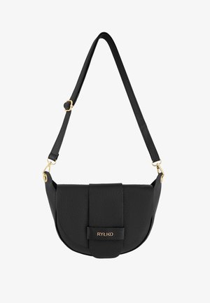 Sort læder crossbody-taske med en buet form, fold-over klap, guldfarvede hardwaredetaljer og prægede logo foran. Justerbar strop medfølger.