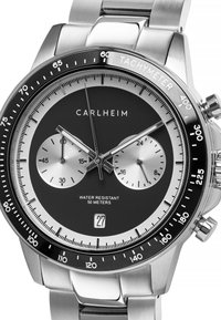 Reloj cronógrafo de acero inoxidable con una esfera negra, subesferas plateadas, bisel taquímetro y una pantalla de fecha en la parte inferior; resistente al agua hasta 50 metros.