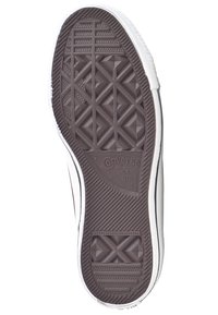 Semelle d'une chaussure Converse All Star montrant le motif de la bande de roulement et l'inscription de la taille 4 1/2 sur fond blanc.