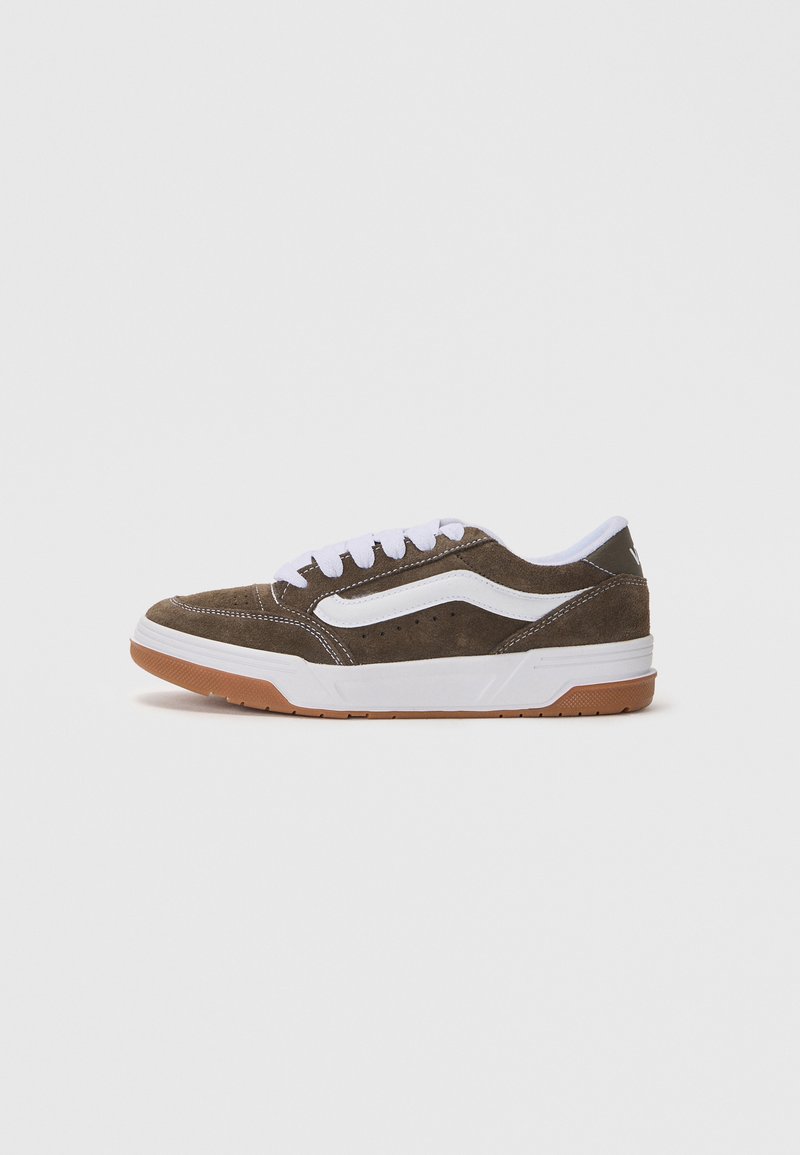 Zapatillas de gamuza marrón con detalles en blanco, suela de goma y cordones blancos. Presentan un collar acolchado y costuras en los laterales.