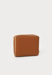 Portafoglio in pelle marrone compatto con zip dorata, leggermente aperto, posizionato su uno sfondo bianco semplice.