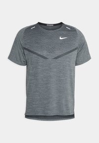 Szara koszulka do biegania Nike z krótkim rękawem, z fakturowanym wzorem, okrągłym dekoltem i białym logotypem Nike na górnej części klatki piersiowej.