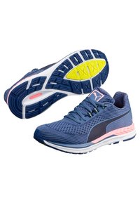 Scarpe sportive blu con tomaia in mesh traspirante, dettagli rosa, suola testurizzata e un prominente motivo di trazione gialla. Presentano un design con lacci.