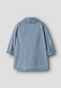 Denimjakke i lys blå med blomsterbroderier. Har krage, knappebelagte mansjetter og en avslappet passform.