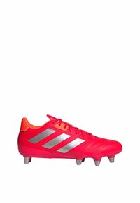 Botín de fútbol rojo con acentos naranjas, con tres rayas plateadas, tacos moldeados y parte superior texturizada para tracción y control.