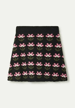 Falda de punto negra con un patrón floral en rosa y blanco, con tallos verdes, diseñada con una forma acampanada y cinturilla acanalada.