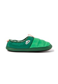Pantufla acolchada verde con un suave forro interior, punta redondeada, suela de goma y una pestaña naranja en el talón. Presente el logo de la marca.