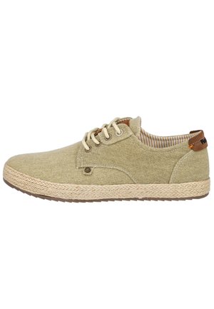 Zapato casual beige con cordones, suela de estilo cuerda trenzada, forro interior a rayas, ojales de metal y lengüeta de cuero marrón en el talón.