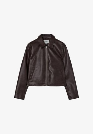 Braune Leder-Cropped-Jacke mit einem Kragen, Front-Reißverschluss und zwei Seitentaschen. Glatte Textur mit einer figurbetonten Silhouette.