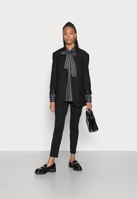 Seidensticker FASHION LANG - Blusa com botões - schwarz