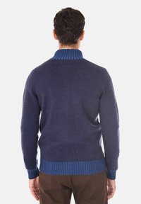 Maglione in blu navy con colletto e polsini a coste blu. Presenta un orlo dritto e una texture liscia. La vista posteriore non mostra decorazioni.