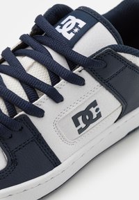 DC Shoes MANTECA 4 UNISEX - Skatová obuv - white/navy