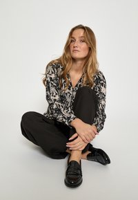 Minus MSLUISA V-NECK  - Bluse - nine iron gray print