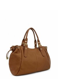 Sac à main en cuir marron avec doubles anses d'épaule, accessoires dorés, surface texturée et fermeture à cordon de serrage sur un côté.