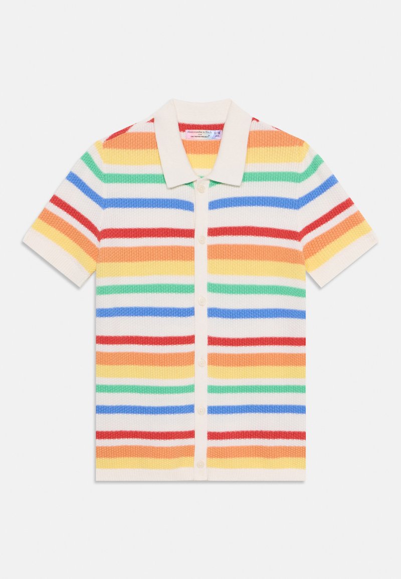 Korte mouwen gebreide poloshirt met horizontale strepen in rood, groen, blauw, geel en oranje met een crèmekleurige kraag en knoopsluiting.