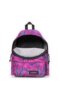 Mochila rosa con un patrón de hojas. Presenta un interior negro y cierre con cremallera. Incluye un asa superior y correas ajustables.