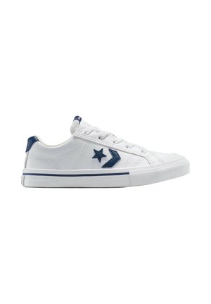 Witte lage sneaker met marineblauwe ster en chevron-logo, witte veters en een gestructureerde witte zool met marineblauwe streep.