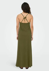Lang, olivengrøn maxikjole med et tætsiddende liv, justerbare spaghetti-stropper og en knyttet detalje på ryggen, lavet af blødt stof.