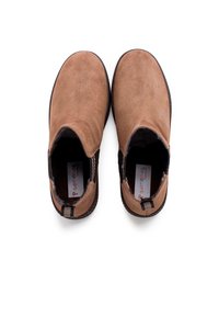 Botines de ante marrón con paneles elásticos laterales, punta redonda, superficie texturizada y detalles de costura en contraste. Diseñados para ponerse y quitarse fácilmente.