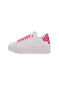 Sneaker bianca in pelle con suola spessa, lacci rosa e un accento rosa sul tallone. Presenta due fori per la ventilazione e dettagli di cucitura.