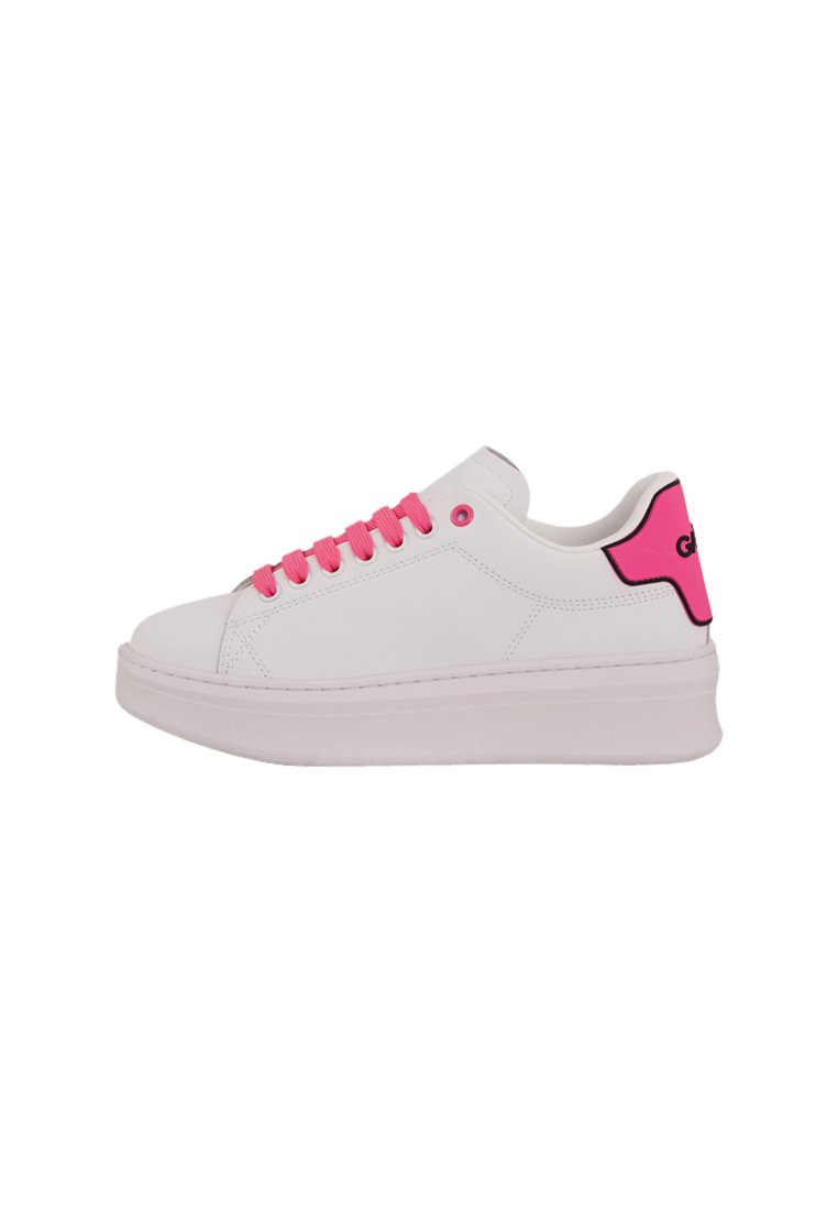 Sneaker bianca in pelle con suola spessa, lacci rosa e un accento rosa sul tallone. Presenta due fori per la ventilazione e dettagli di cucitura.