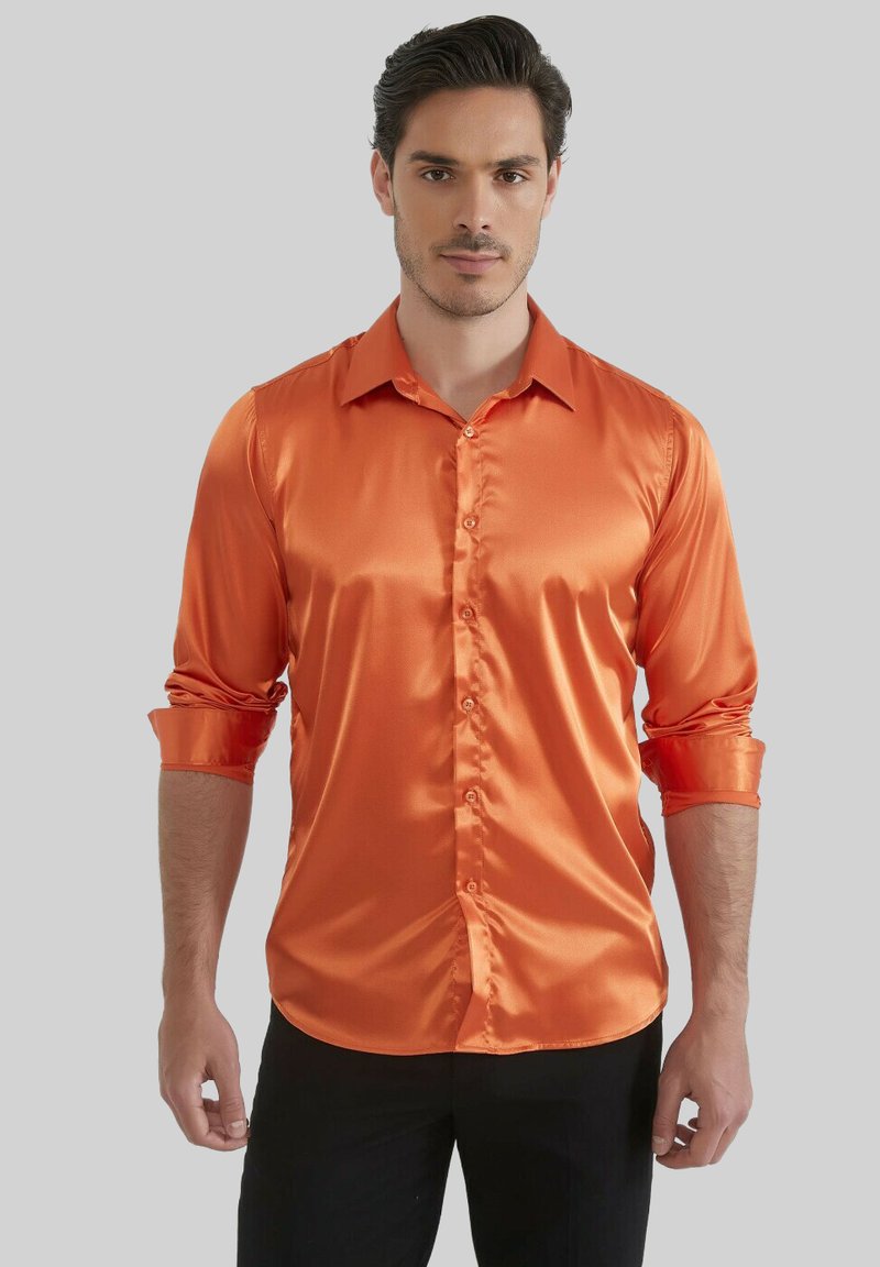 Chemise en satin orange avec un col boutonné, des manches longues et une coupe ajustée. Texture lisse et finition brillante.