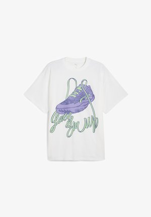 Valge t-särk, millel on lilla tennisekingi graafika roheliste paeltega ja sildiga "Lace 'em up" voolavas kirjas. Pehme kangas, mugav lõige.