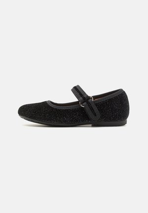Chaussure plate Mary Jane en velours noir avec petits détails scintillants et une bride réglable sur le dessus.