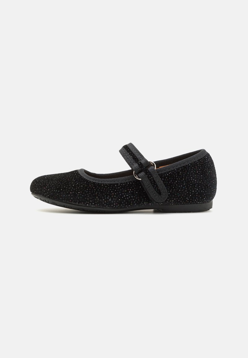 Chaussure plate Mary Jane en velours noir avec petits détails scintillants et une bride réglable sur le dessus.