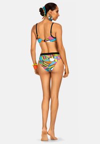 Kolorowy dwuczęściowy strój kąpielowy z geometrycznymi wzorami w jaskrawych odcieniach niebieskiego, różowego i pomarańczowego, z czarnymi akcentami i regulowanymi ramiączkami.