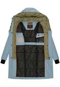 Padded jacket s svetlomodrým vonkajším materiálom, olivovo zelenou podšívkou a čiernym interiérom. Obsahuje oranžové akcenty a rôzne vnútorné vrecká.