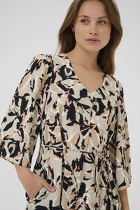 Flerfärgad omlotklänning med v-ringning, korta utsvängda ärmar, sidofickor och ett abstrakt blommönster i beige, svart och persikotoner.