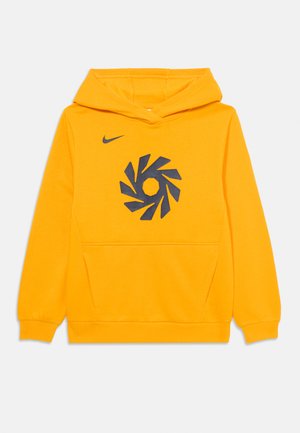 Gul hettegenser laget av mykt stoff, med frontlomme, snorhette og et stort navy spiralgrafikk på brystet. Nike-logo på skulderen.