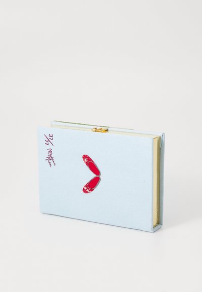 Clutch din material bleu deschis, cu un detaliu în formă de fluture roșu și un text roșu pe față, având un închizător aurit în partea de sus.