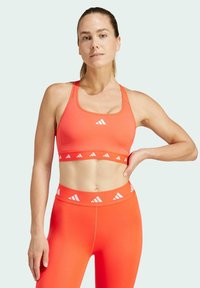 adidas Performance POWERREACT MEDIUM-SUPPORT TECHFIT - Sports-BH-er med medium støtte - bright red
