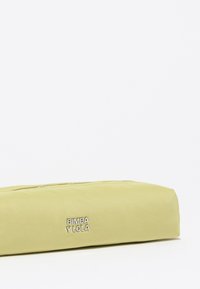 Neceser de cuero verde con forma rectangular, textura suave y logo en relieve "BIMBA Y LOLA" en plata. Cierre con cremallera en la parte superior.