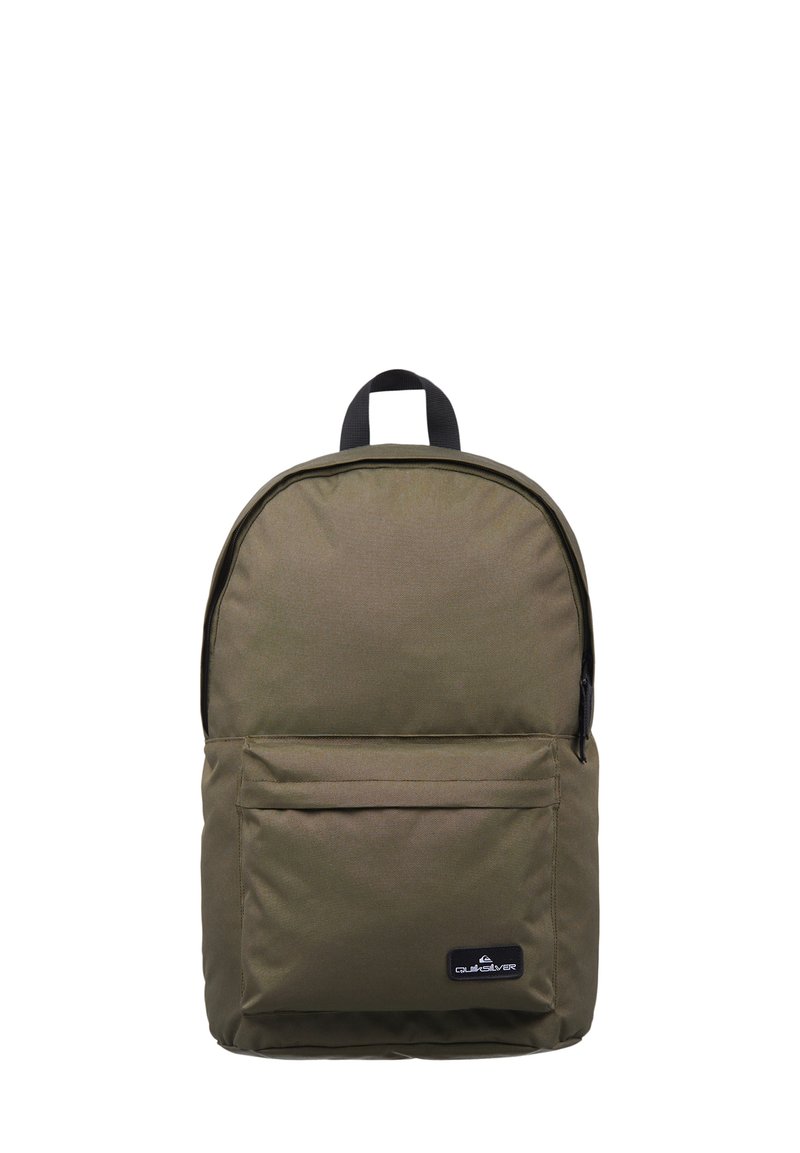 Mochila Quiksilver de color verde oliva con un bolsillo con cremallera en el frente y un asa negra en la parte superior, exhibida sobre un fondo blanco.