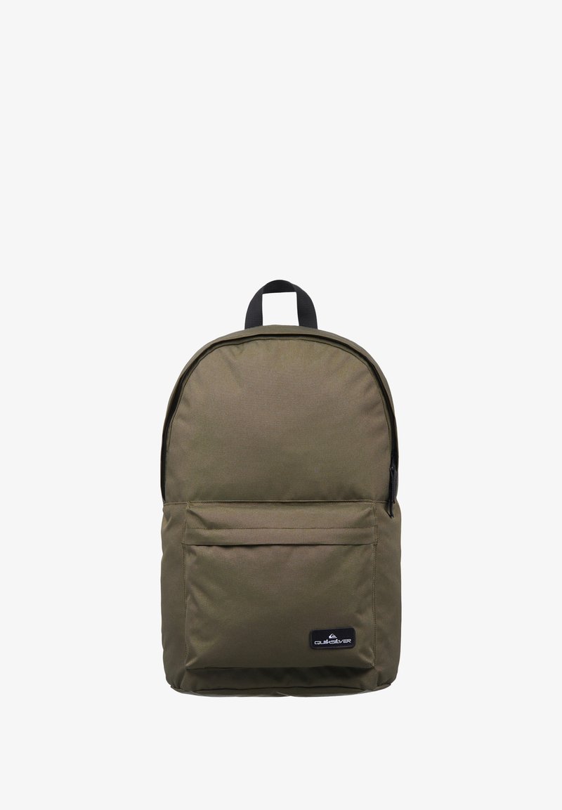 Olivově zelený batoh Quiksilver s přední kapsou na zip a černou smyčkou na rukojeť nahoře, vystavený na bílém pozadí.