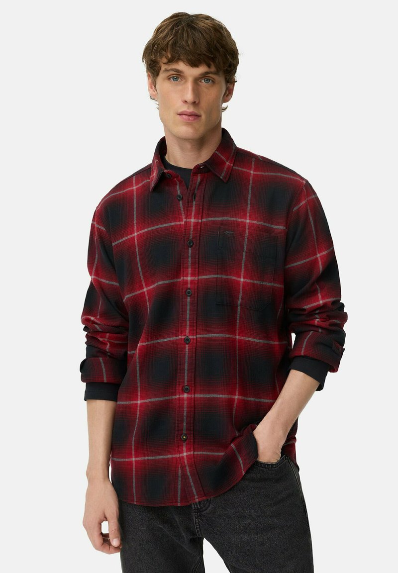 Rød og sort ternet flannel skjorte med knaplukning foran, lange ærmer og en brystlomme. Glat tekstur, afslappet design.