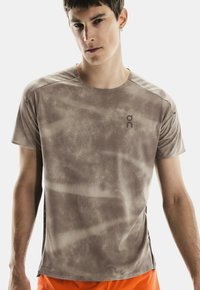On PERFORMANCE T AOP - T-shirts print - cinder   black