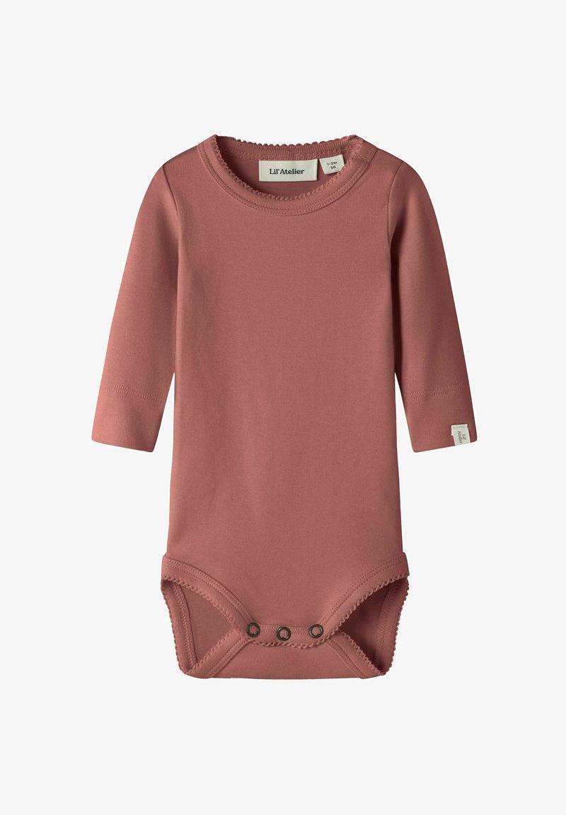 Body bébé manches longues rose poudré avec encolure ronde et trois pressions à l'entrejambe, étiquette Lil'Atelier taille 1-2 mois.