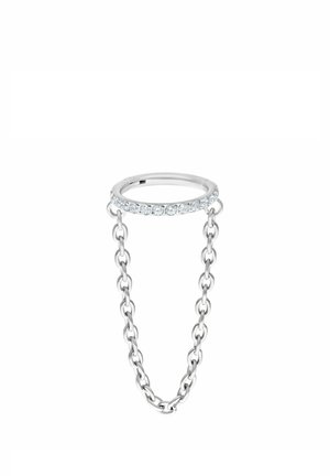 Silberner Creolen-Ohrring mit klaren Edelsteinen und zwei daran befestigten silbernen Ketten, die unter dem Creolen hängen.