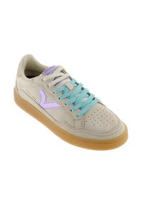 Sneakers in suede beige con lacci azzurri e logo lilla. Presentano la punta perforata, suola in gomma e dettagli cuciti.