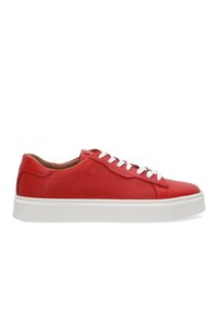 Červená teniska s hladkou a perforovanou kůží, bílými tkaničkami a texturovanou bílou gumovou podrážkou, se znakem "SNEAKER" podepsaným na straně.