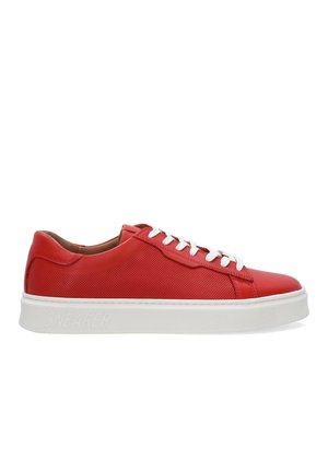 Červená teniska s hladkou a perforovanou kůží, bílými tkaničkami a texturovanou bílou gumovou podrážkou, se znakem "SNEAKER" podepsaným na straně.