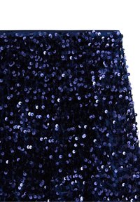 Marine blå stof dækket af glitrende pailletter i varierende nuancer af blå og sølv, med en glat, struktureret overflade.