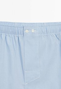Shorts de boxeur à carreaux bleus avec une taille élastique, dotés de deux boutons, d'une coupe droite et d'une petite poche sur le côté gauche.