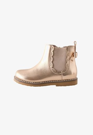 Stivaletto metallizzato oro con dettaglio ondulato, pannello elastico laterale, linguetta sul retro e suola in gomma testurizzata. Finitura liscia.