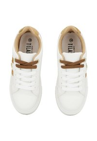 Sneaker bianchi con lacci e accenti marroni, realizzati in un materiale simile alla pelle, con punta rotonda e interno a contrasto.