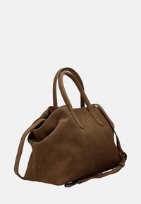 Borsa in suede marrone con due manici superiori e tracolla regolabile e removibile, posata su sfondo neutro.